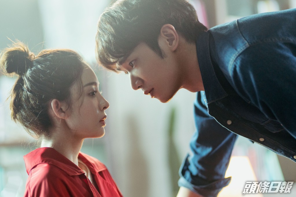 劉以豪和娜扎互動甜蜜，工作人員以為二人撻着。